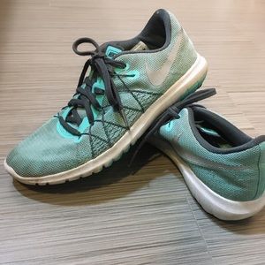 Women’s Nike tennis shoes